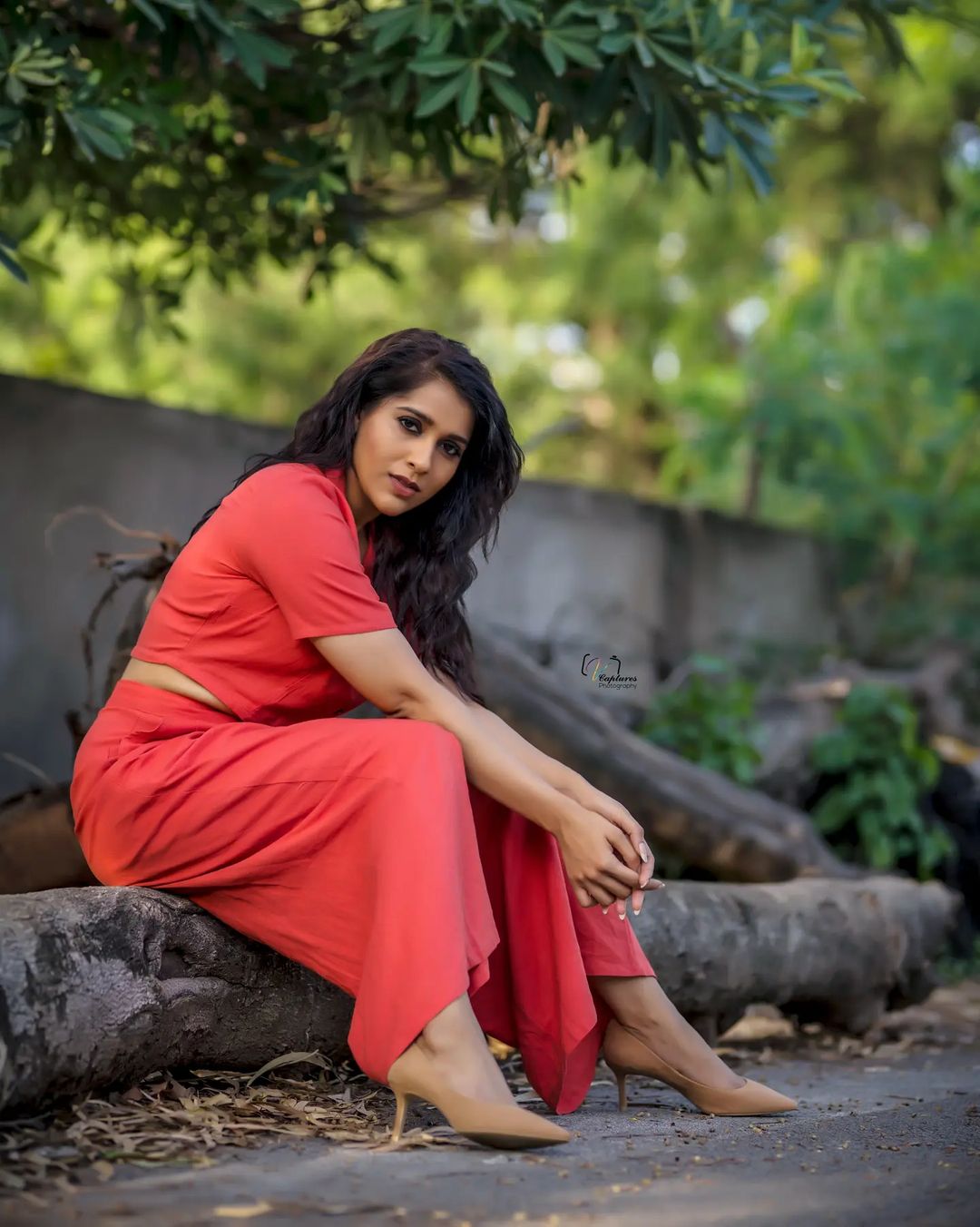 Rashmi Gautam Latest Glamour Photos and Fashion Looks