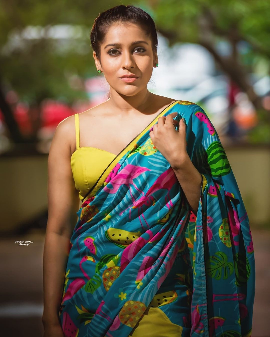 Rashmi Gautam Stunning Latest Saree Photos and Traditional Looks