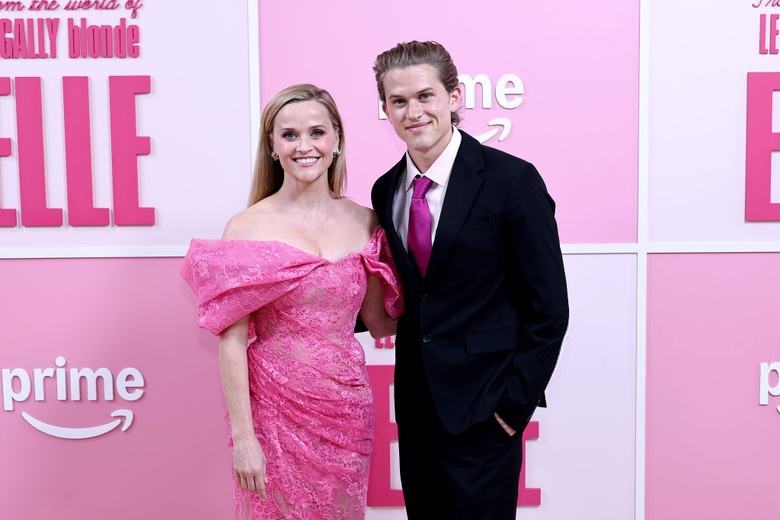 Reese Witherspoon Dazzles in New York at the 'Elle' World Premiere!