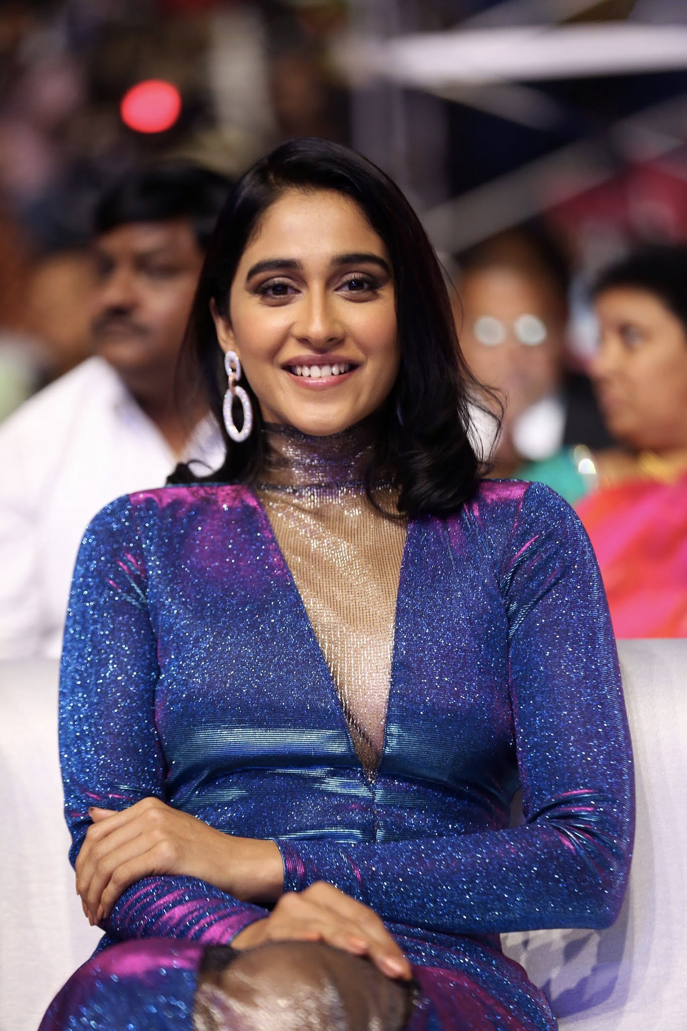 Regina Cassandra Shines on Red Carpet with Stunning Glamour