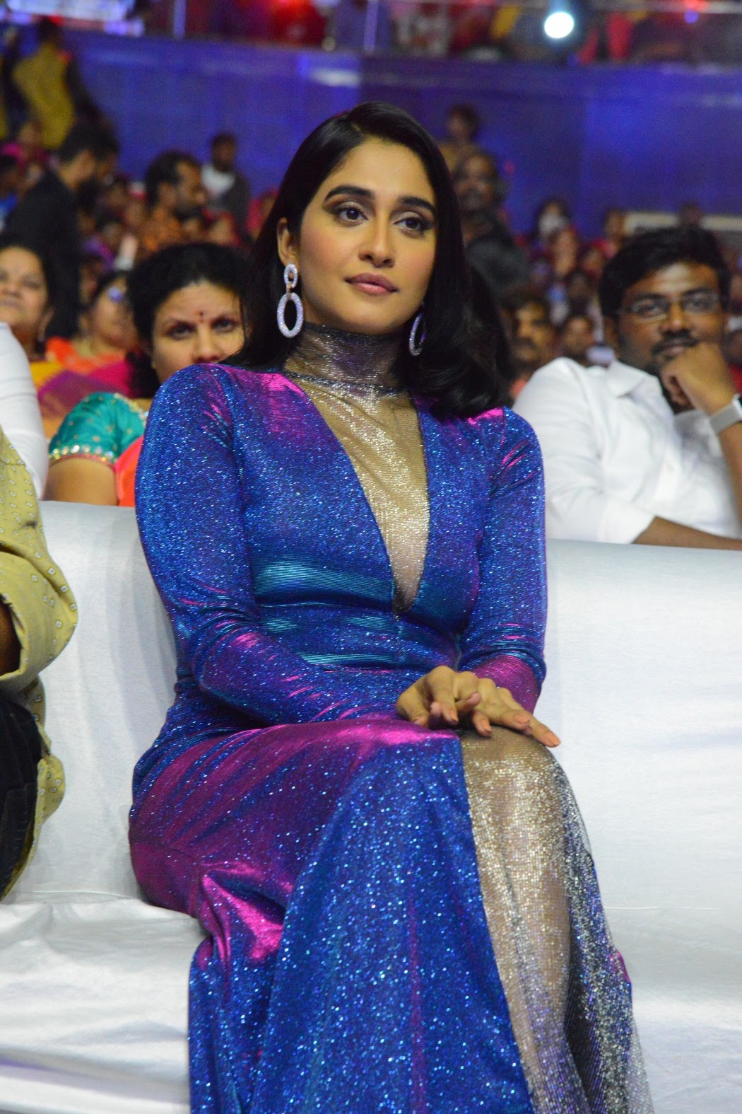 Regina Cassandra Shines on Red Carpet with Stunning Glamour