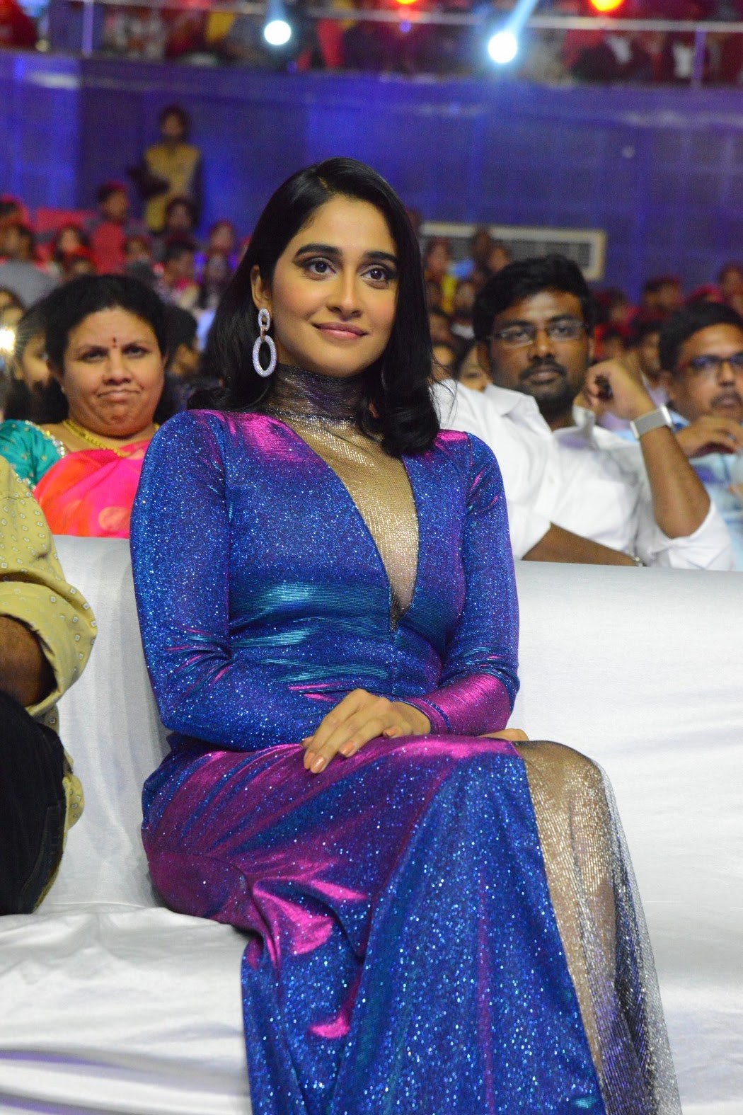 Regina Cassandra Shines on Red Carpet with Stunning Glamour