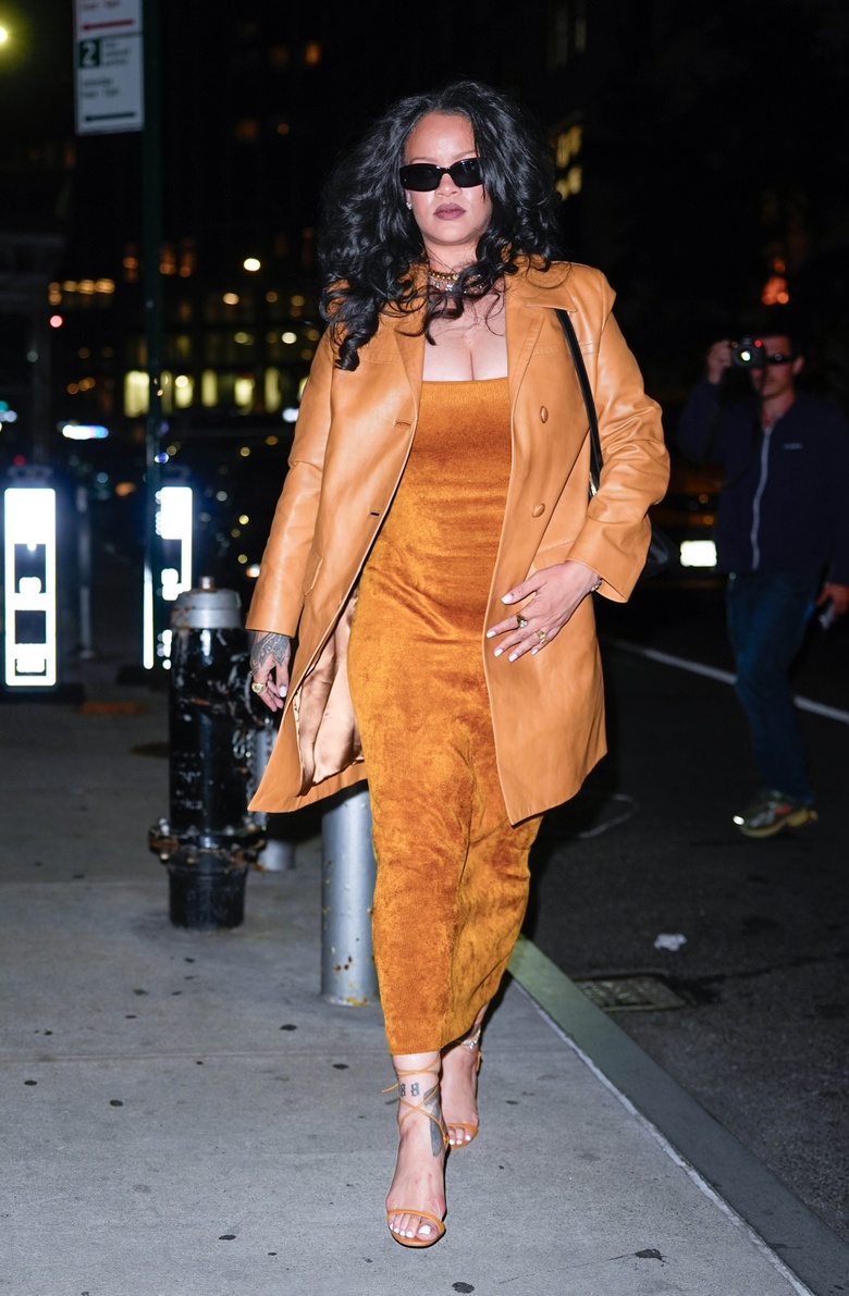 Rihanna Glows Up While Leaving New York's Four Seasons Hotel!