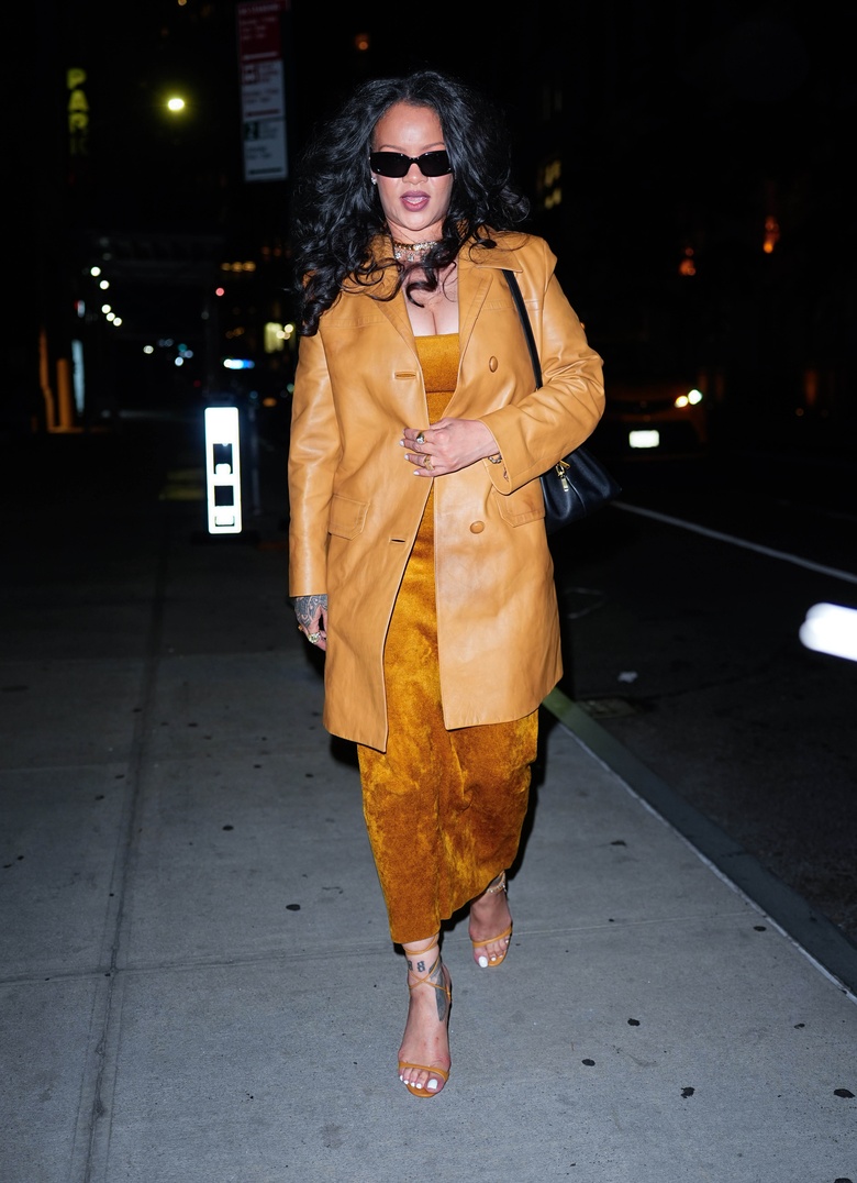 Rihanna Glows Up While Leaving New York's Four Seasons Hotel!