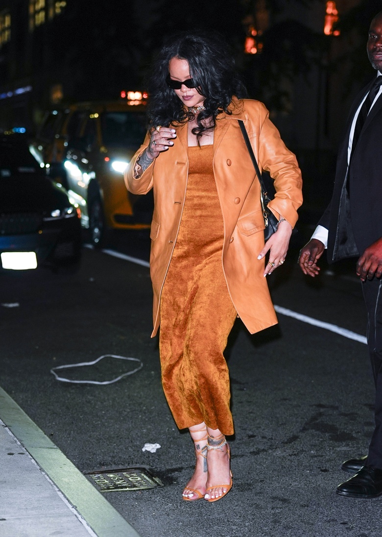 Rihanna Glows Up While Leaving New York's Four Seasons Hotel!