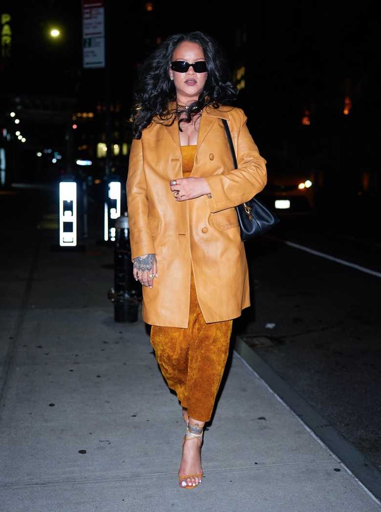 Rihanna Glows Up While Leaving New York's Four Seasons Hotel!