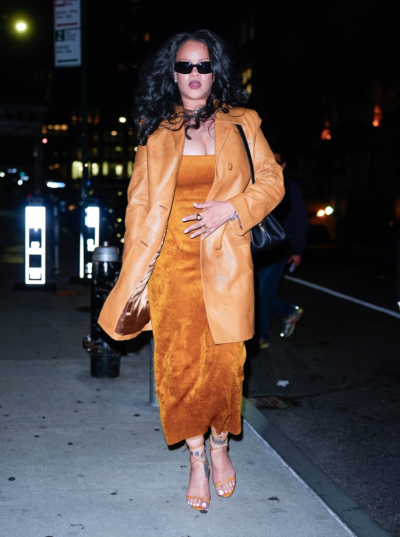 Rihanna Glows Up While Leaving New York's Four Seasons Hotel!