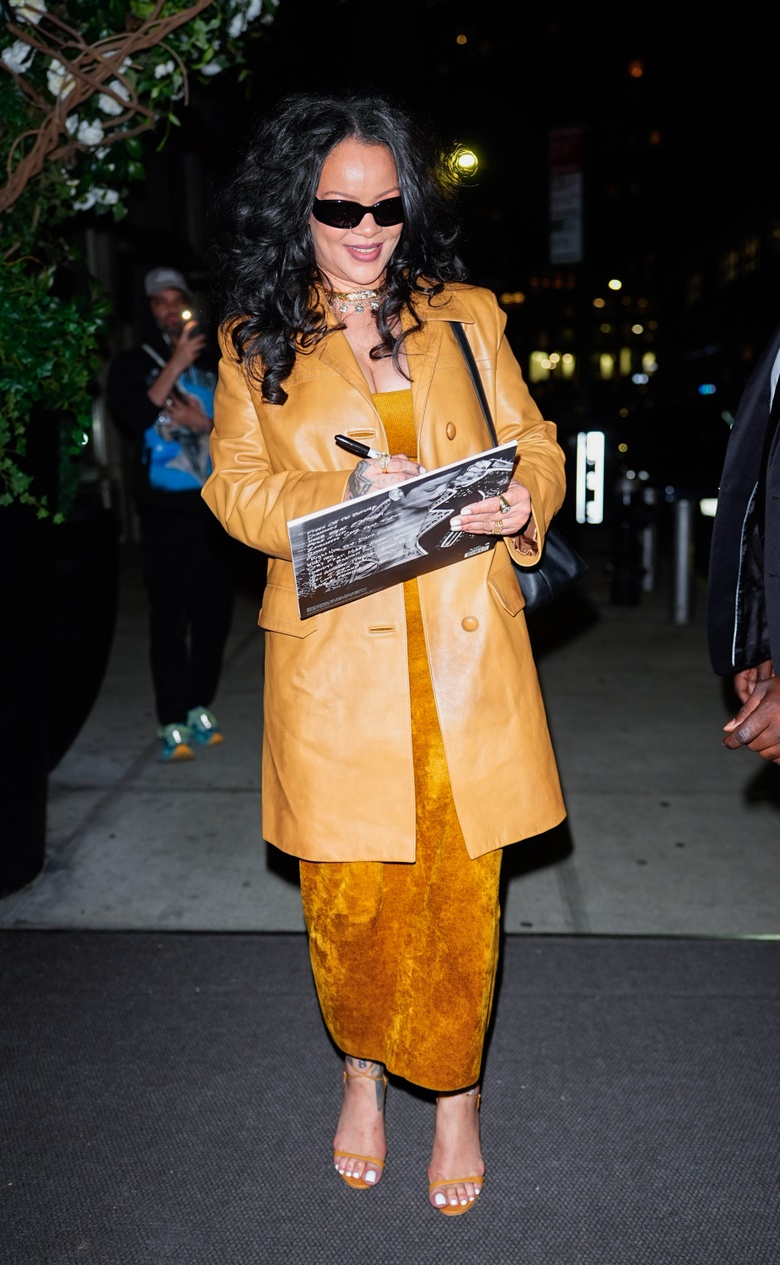 Rihanna Glows Up While Leaving New York's Four Seasons Hotel!