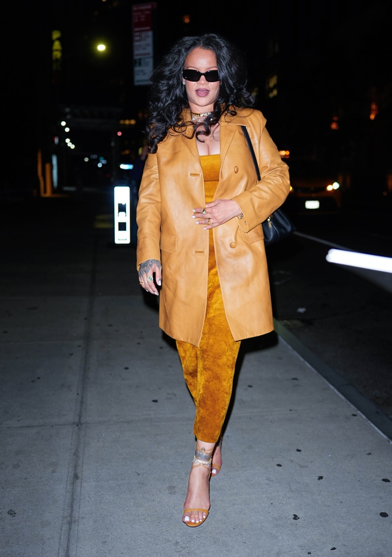 Rihanna Glows Up While Leaving New York's Four Seasons Hotel!