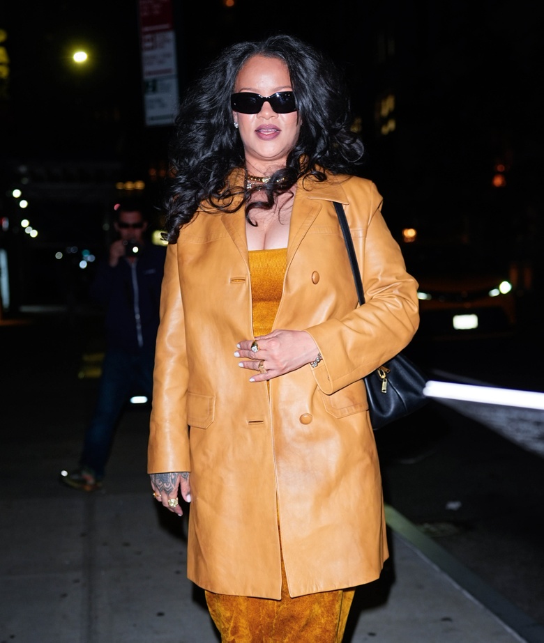 Rihanna Glows Up While Leaving New York's Four Seasons Hotel!