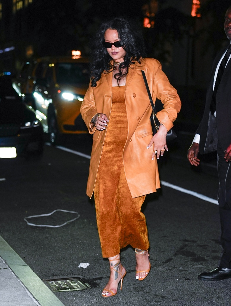 Rihanna Glows Up While Leaving New York's Four Seasons Hotel!