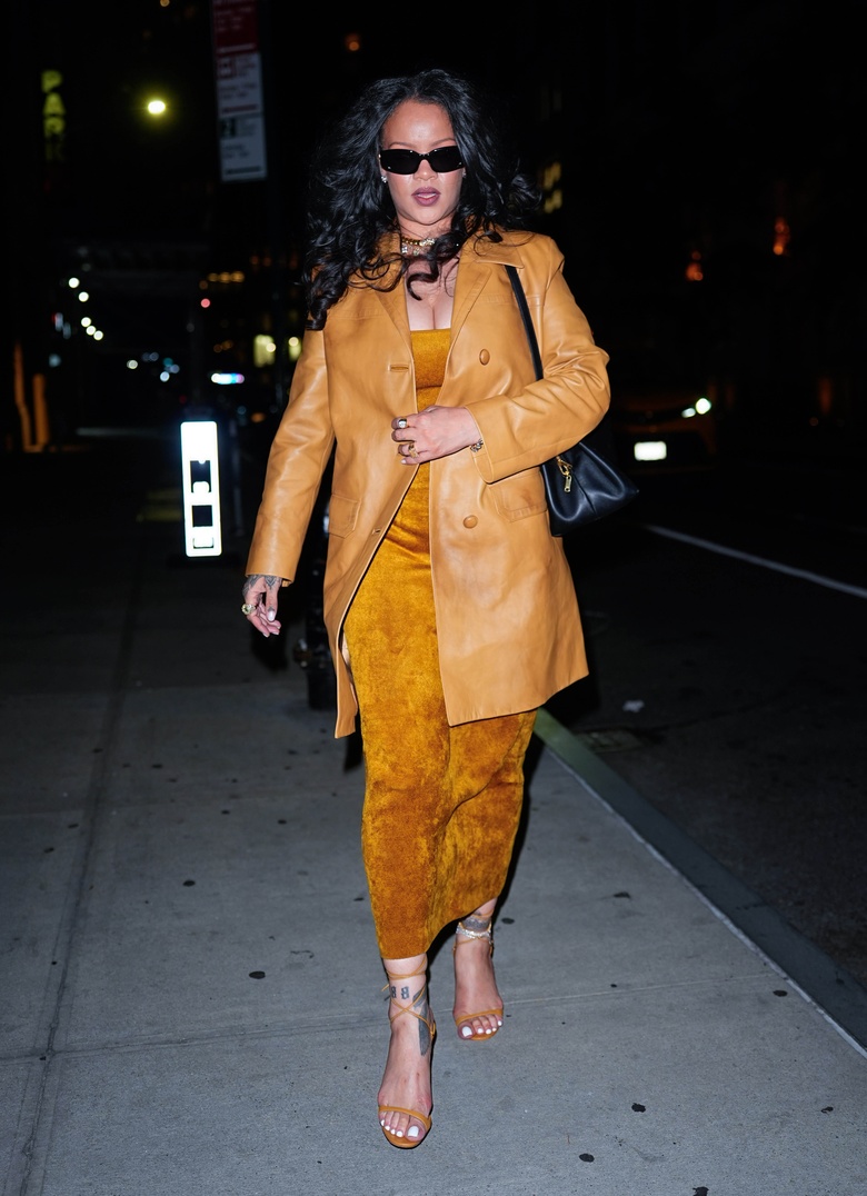 Rihanna Glows Up While Leaving New York's Four Seasons Hotel!