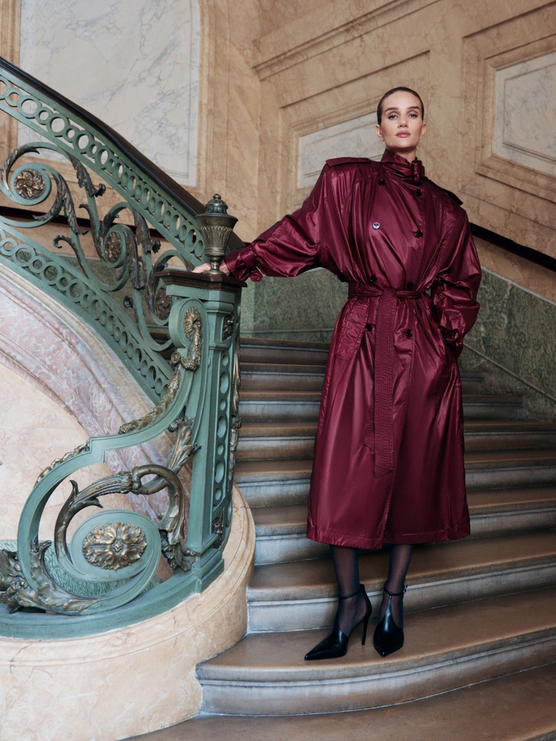 Rosie Huntington Whiteley’s Effortlessly Chic Style Steals the Spotlight