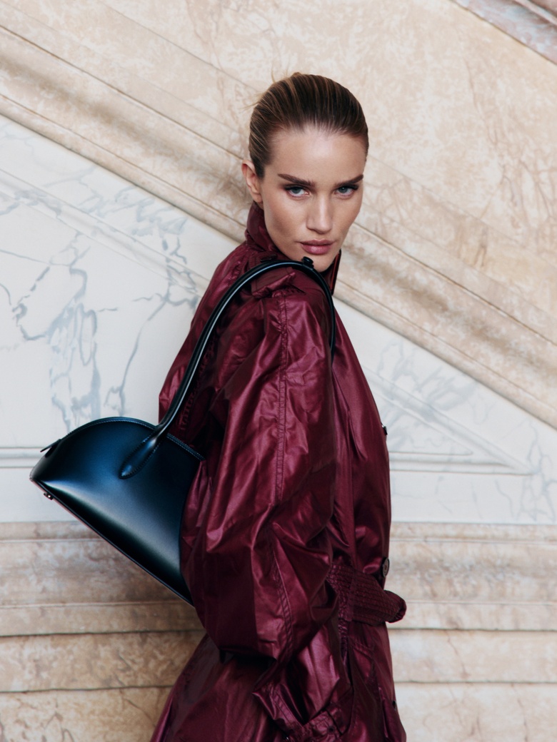 Rosie Huntington Whiteley’s Effortlessly Chic Style Steals the Spotlight