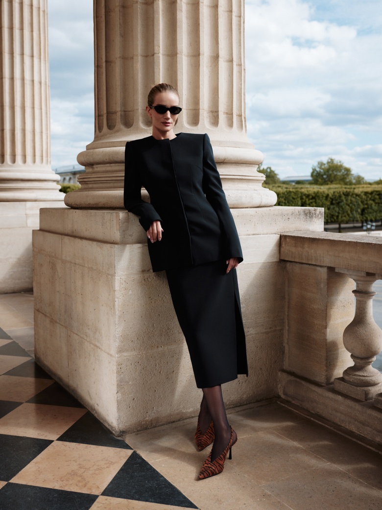 Rosie Huntington Whiteley’s Effortlessly Chic Style Steals the Spotlight