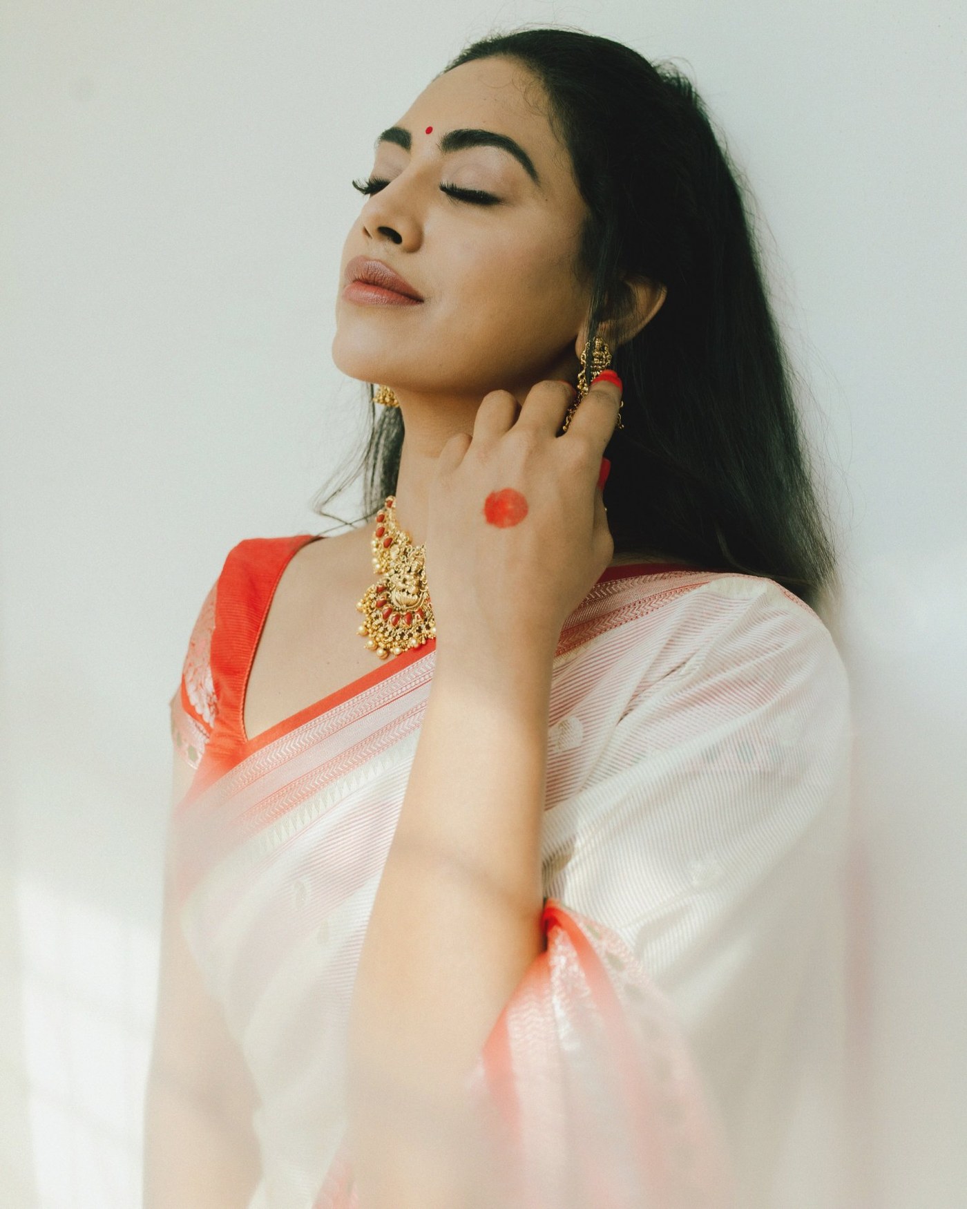 Sai Kamakshi Bhaskarla Owns Ethnic Grace in Regal Saree Ensemble