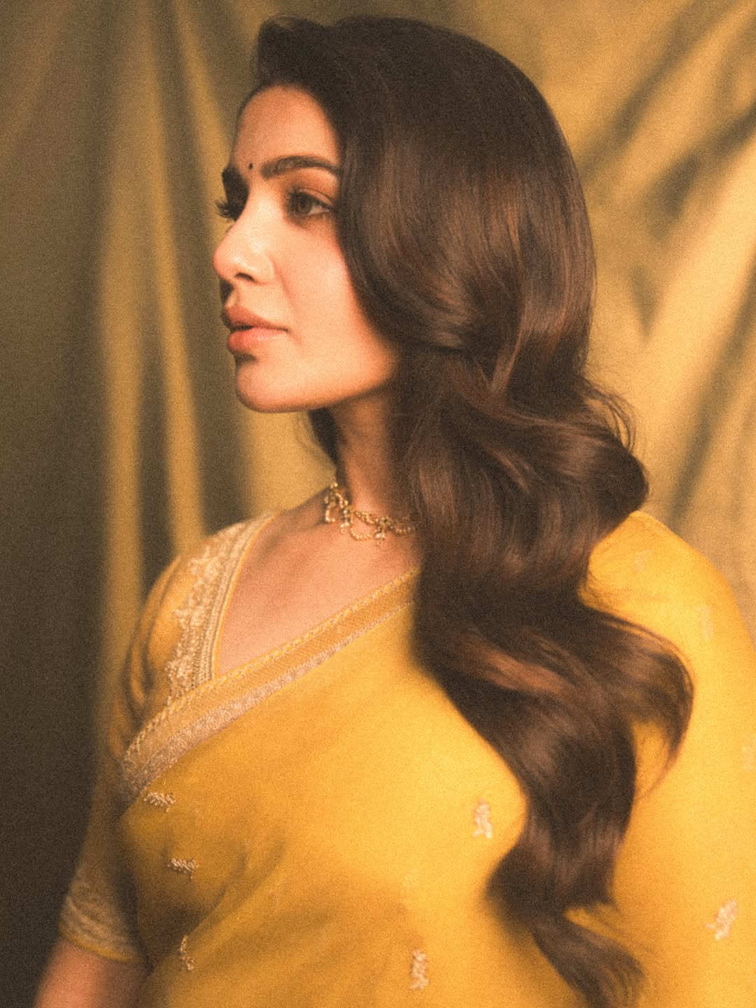 Samantha Ruth Prabhu Dazzles in Yellow Saree: Timeless Elegance Redefined!