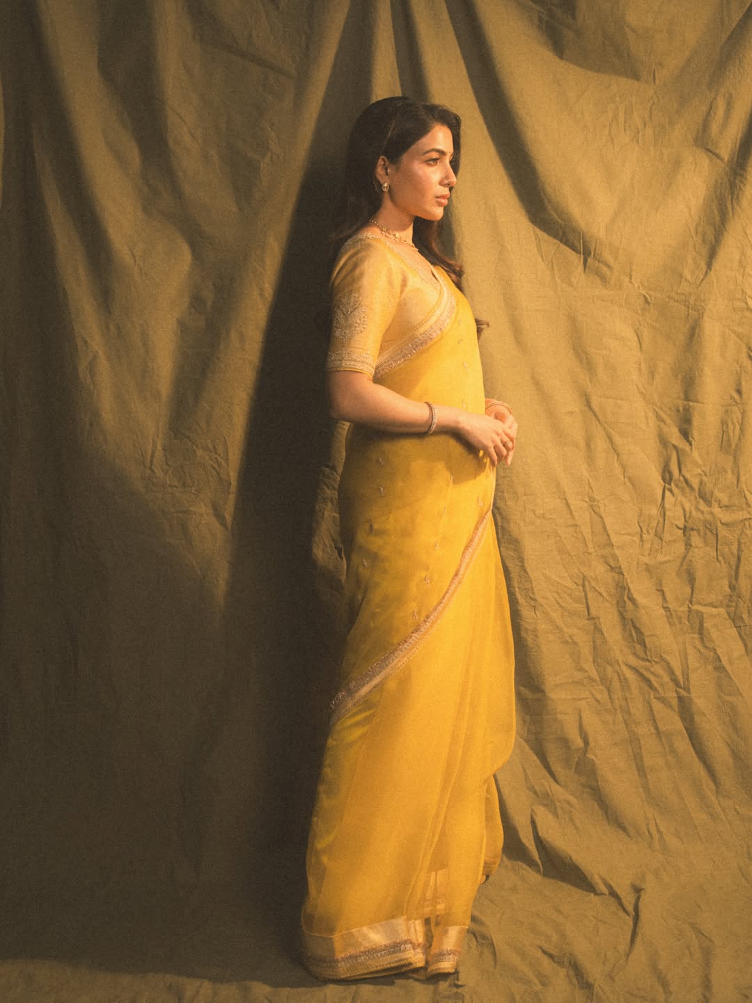Samantha Ruth Prabhu Dazzles in Yellow Saree: Timeless Elegance Redefined!