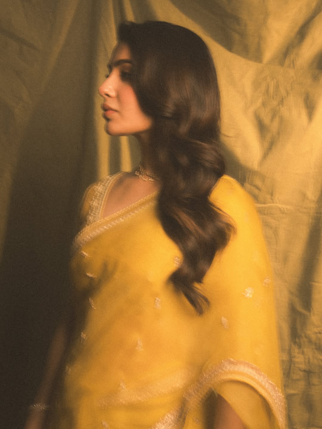 Samantha Ruth Prabhu Dazzles in Yellow Saree: Timeless Elegance Redefined!