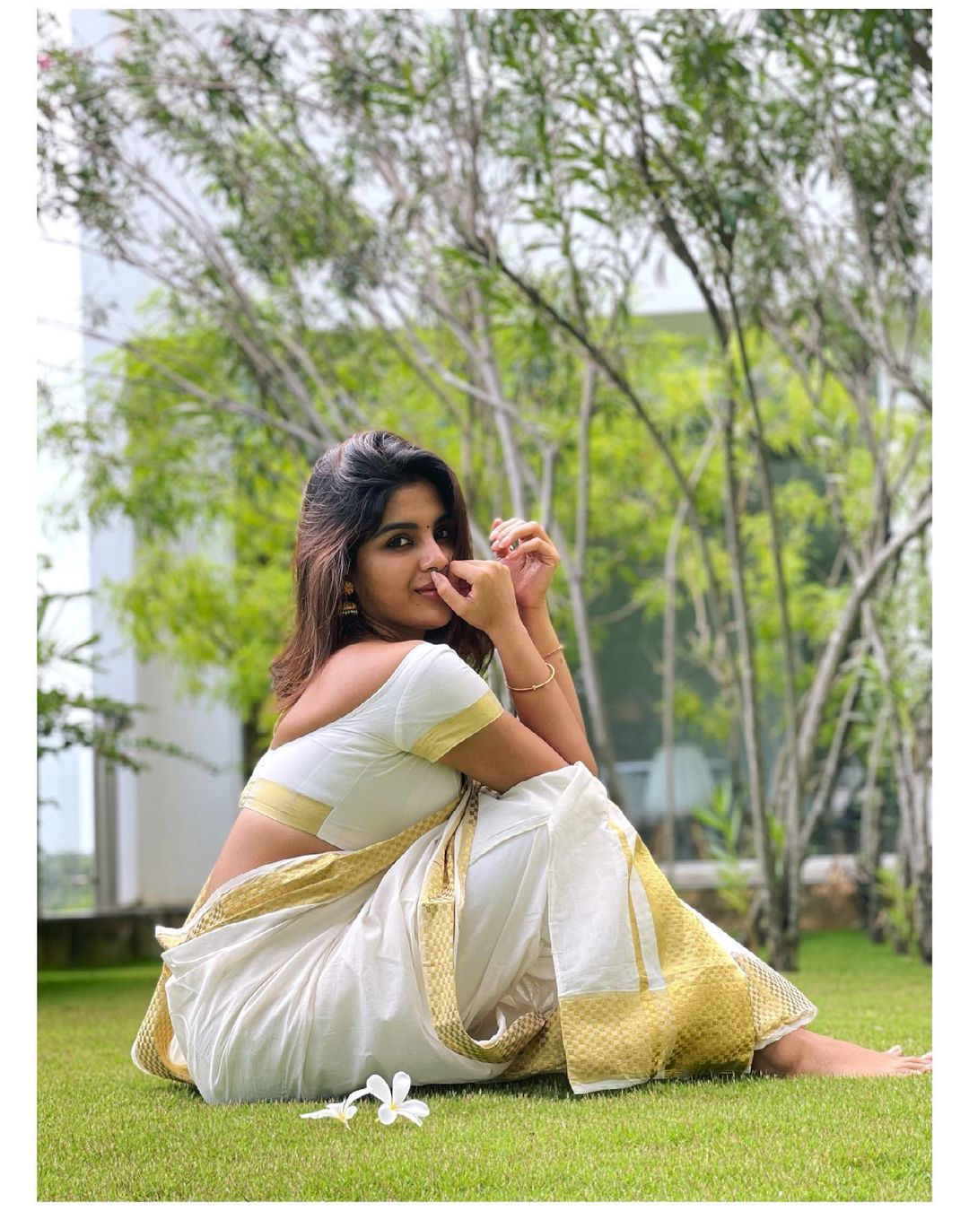 Samyuktha Menon's Golden Radiance: Outdoor Elegance