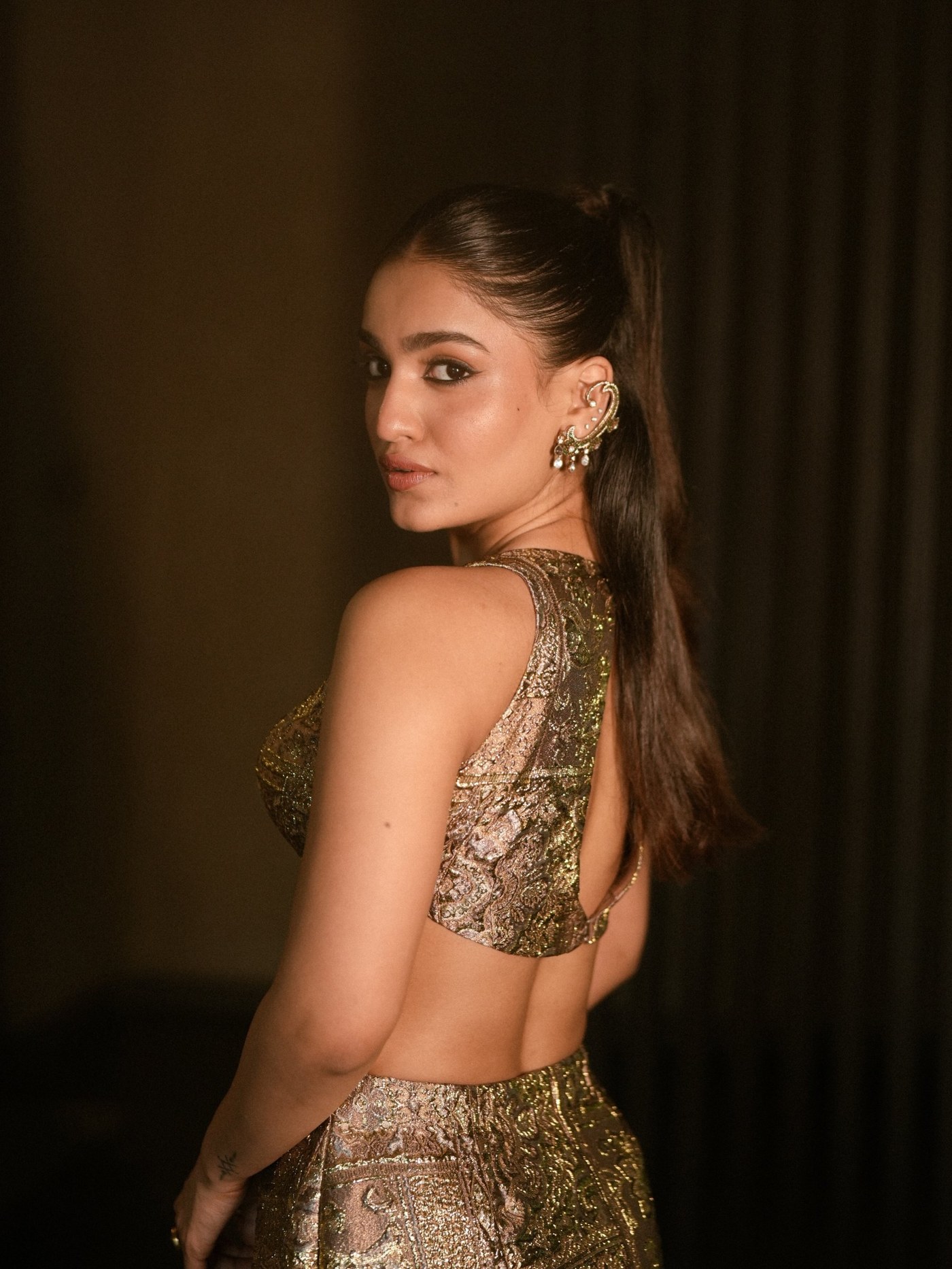 Saniya Iyappan Redefines Tradition: Golden Brocade Glamour Hits Modern Runway