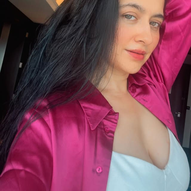 Sanjeeda Shaikh's Chic Look Steals Spotlight!