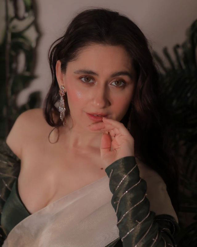 Sanjeeda Shaikh's Chic Look Steals Spotlight!