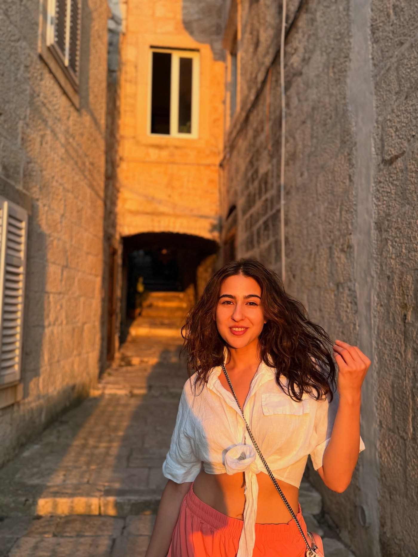 Sara Ali Khan’s Coastal Chic: Effortless Glamour on Vacation!