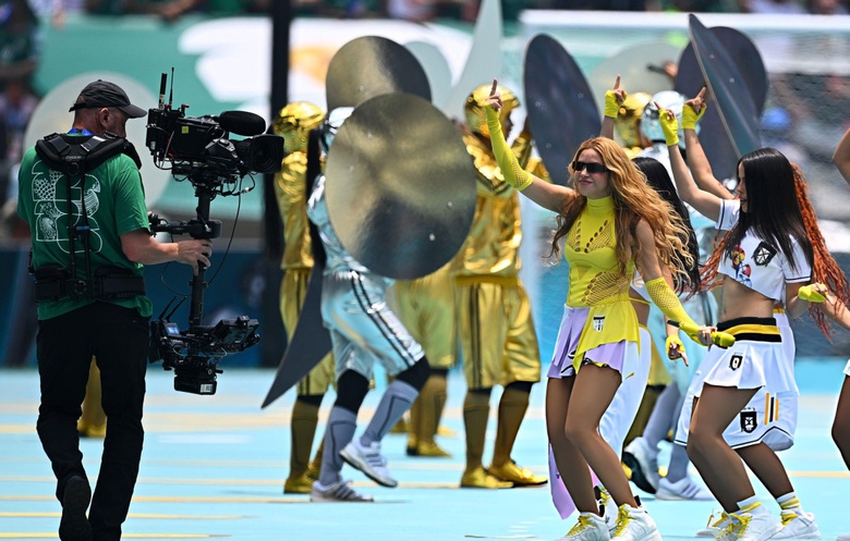 Shakira Steals the Spotlight: Global Star Redefines Effortless Glamour