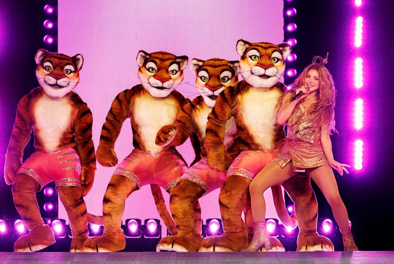 Shakira Brings the Heat! Las Mujeres Ya No Lloran World Tour Vibes