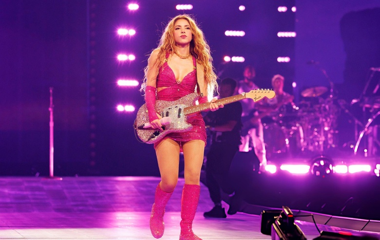 Shakira Brings the Heat! Las Mujeres Ya No Lloran World Tour Vibes