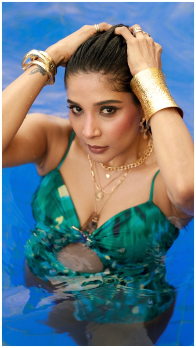 Shakshi Agarwal Fun Glamour Photoshoots in the Water