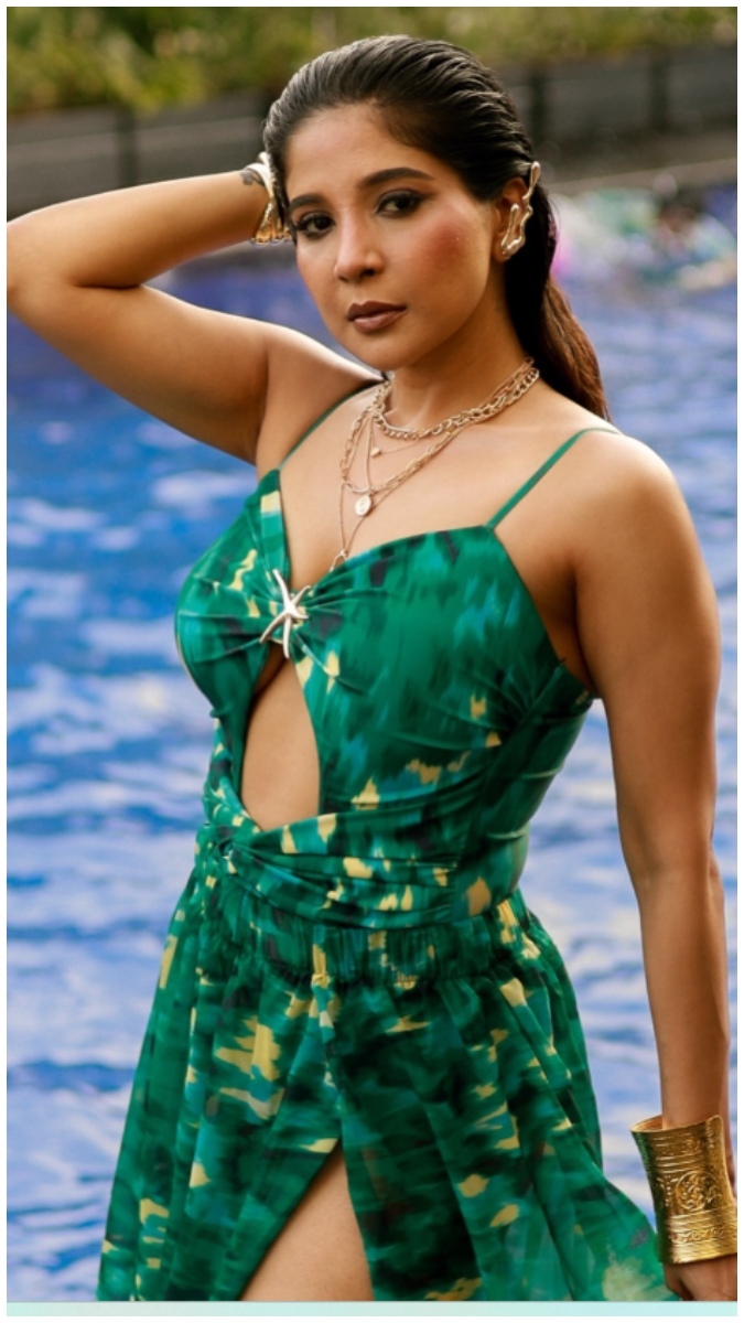 Shakshi Agarwal Fun Glamour Photoshoots in the Water