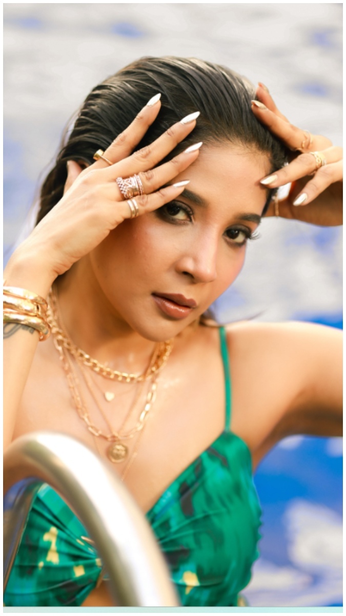 Shakshi Agarwal Fun Glamour Photoshoots in the Water