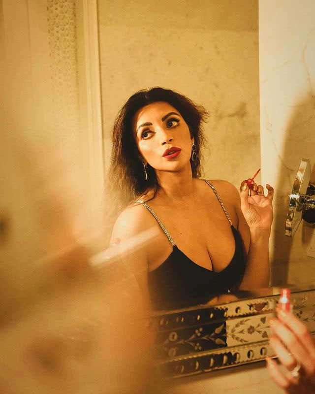Shama Sikander's Poolside Summer Vibe Check!
