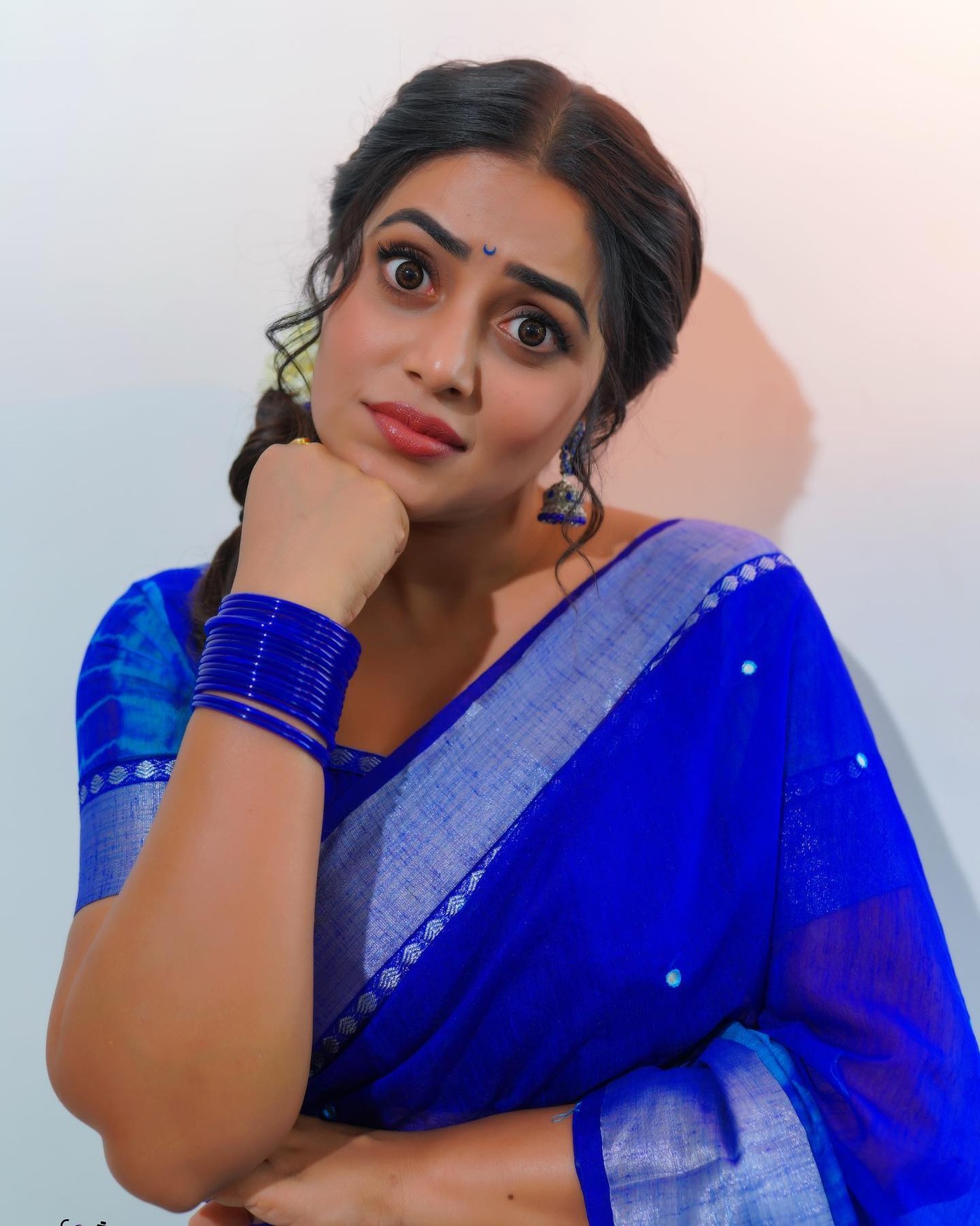 Shamna Kasim Latest Stunning Saree Photos and Looks