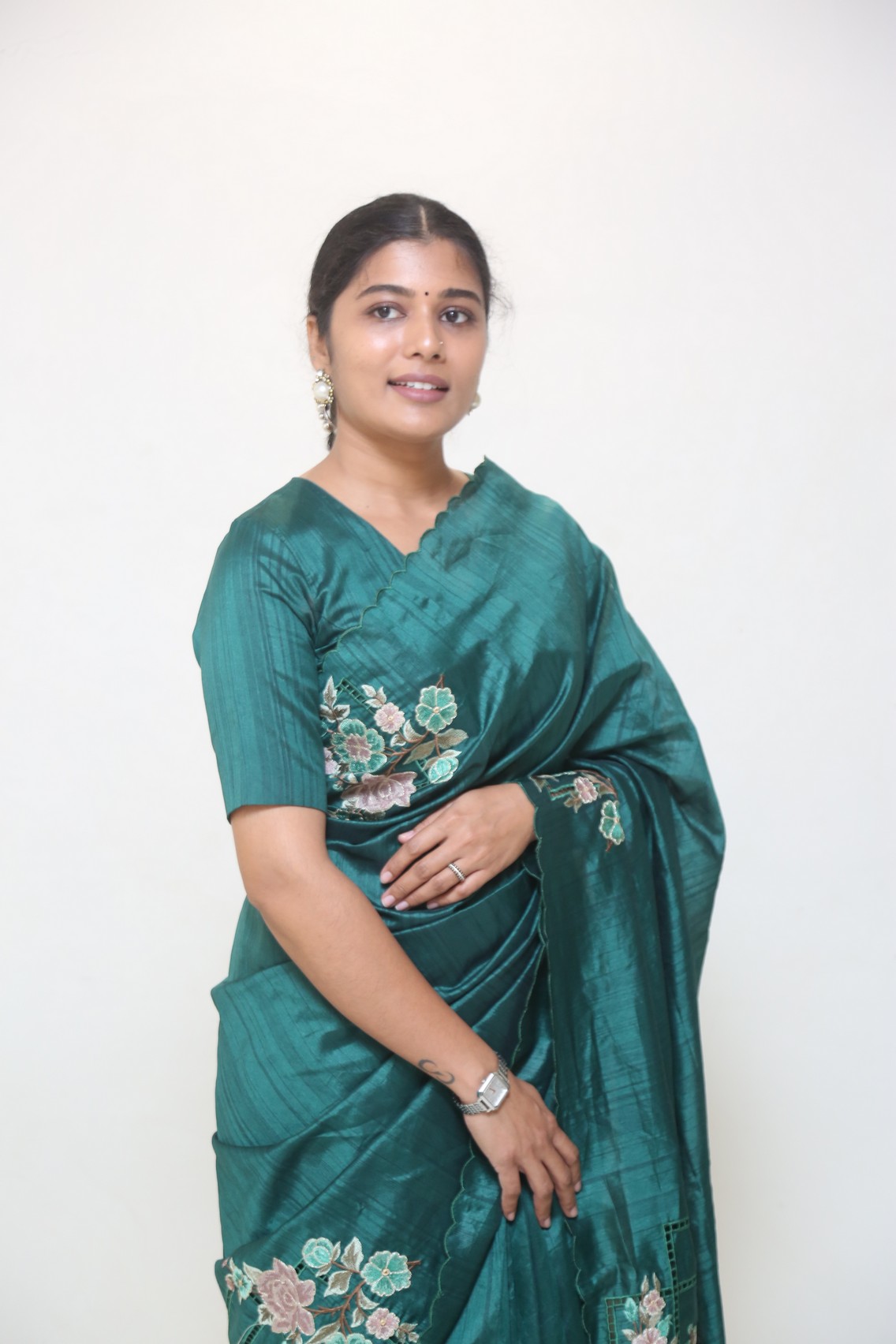 Elegance Personified! Sharanya Pradeep Captivates in Stunning Teal Saree Look