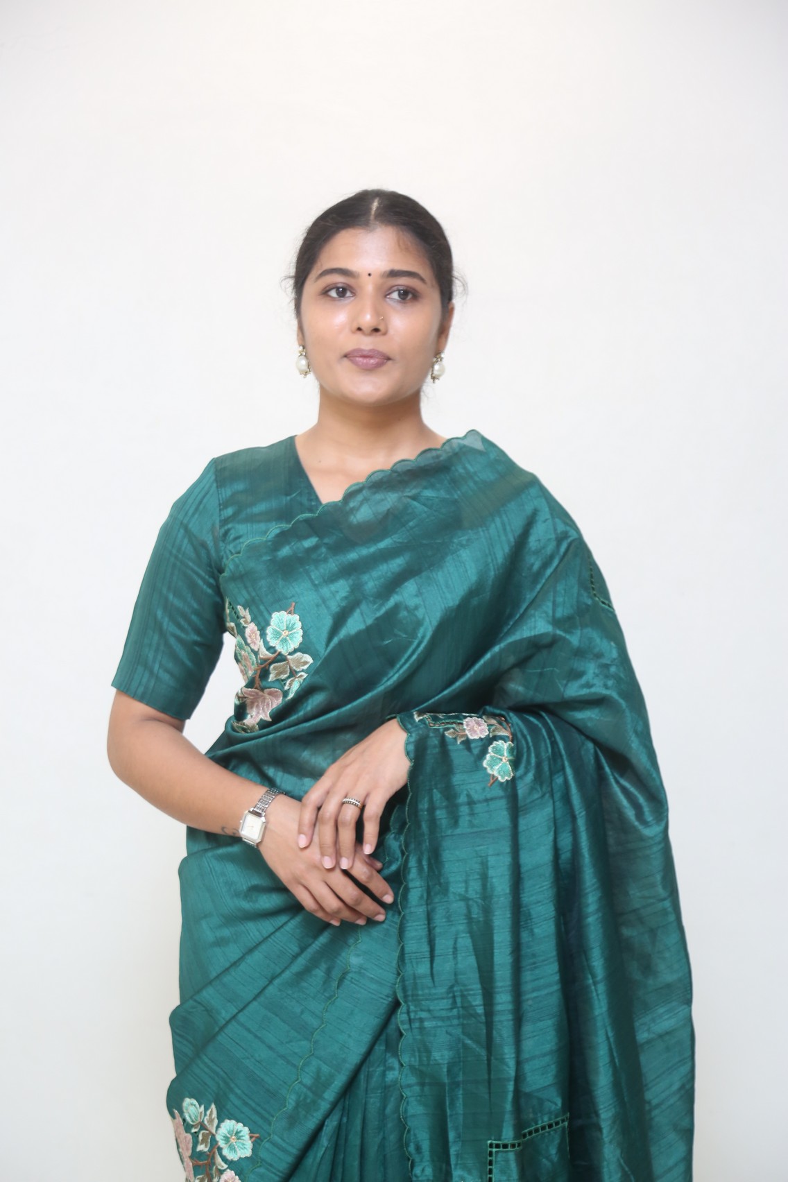 Elegance Personified! Sharanya Pradeep Captivates in Stunning Teal Saree Look