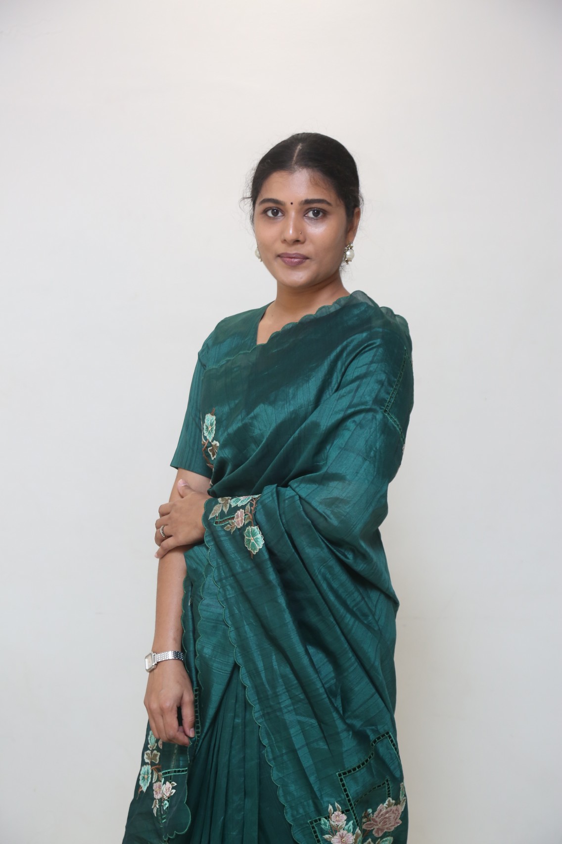 Elegance Personified! Sharanya Pradeep Captivates in Stunning Teal Saree Look