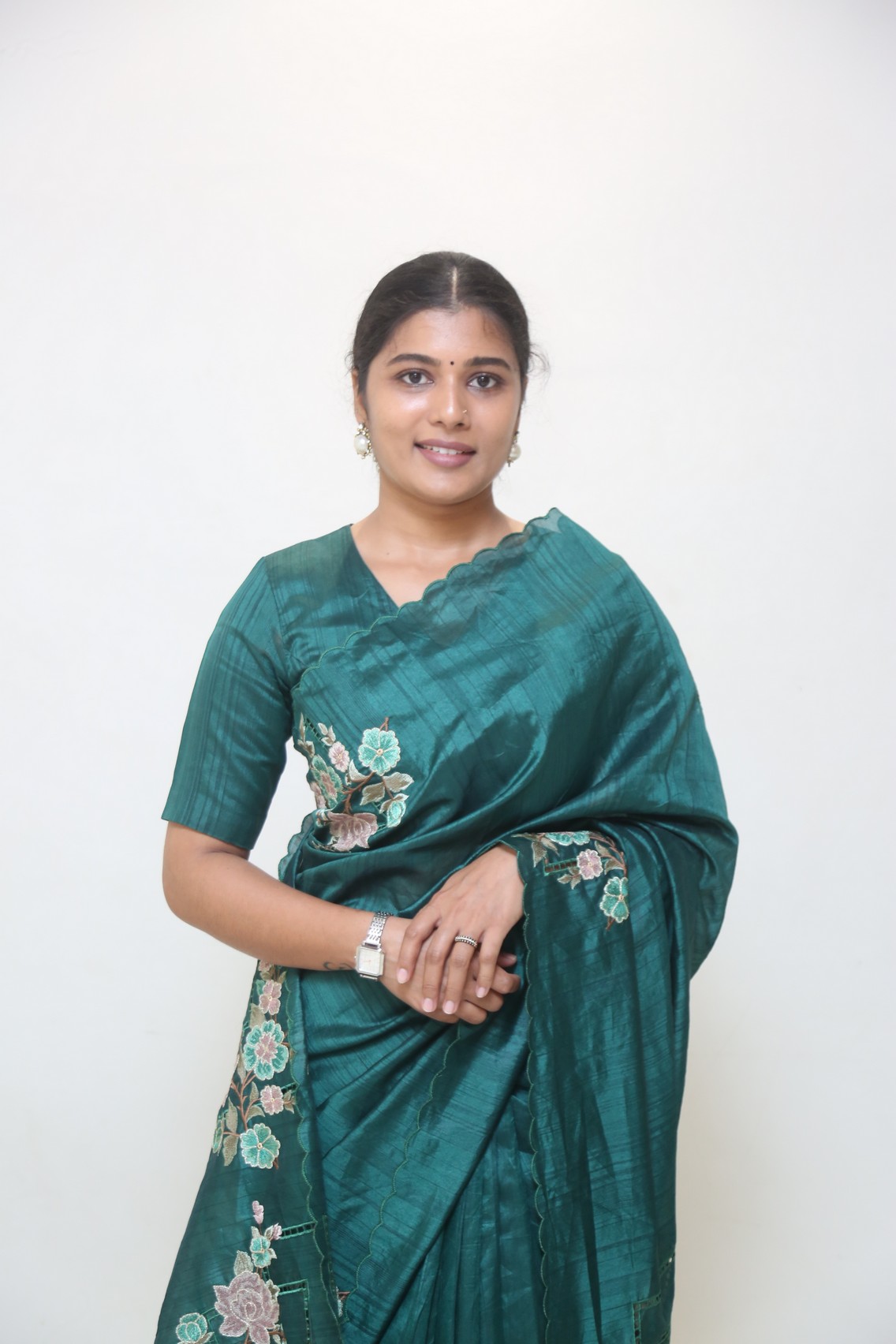 Elegance Personified! Sharanya Pradeep Captivates in Stunning Teal Saree Look