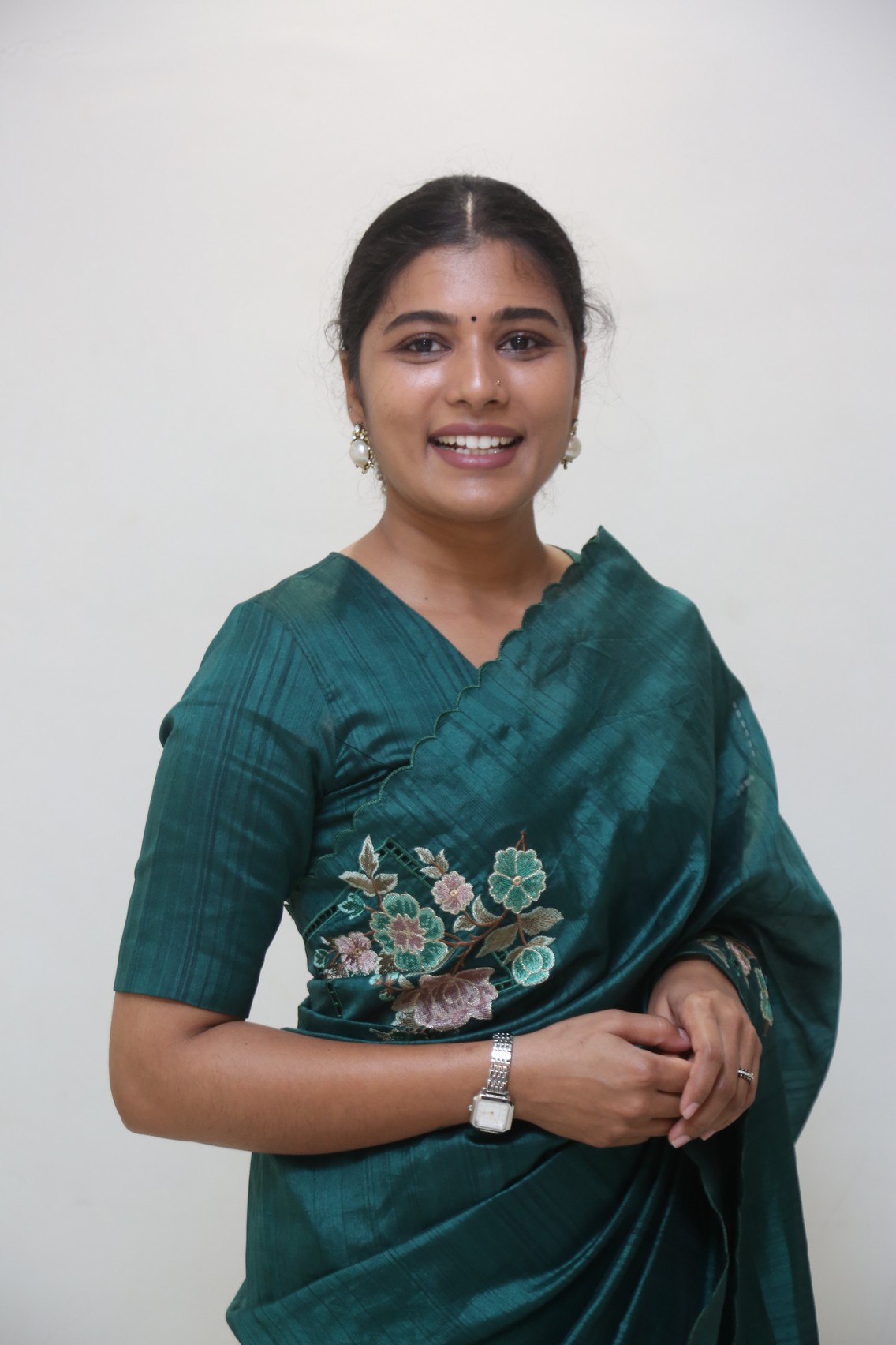 Elegance Personified! Sharanya Pradeep Captivates in Stunning Teal Saree Look