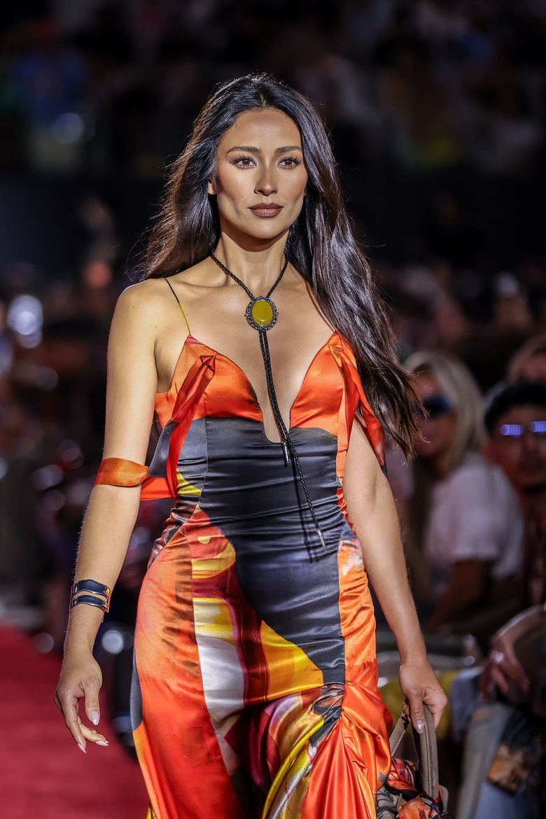 Shay Mitchell Brings the Glamour: Shining Bright at a Major Fashion Event!