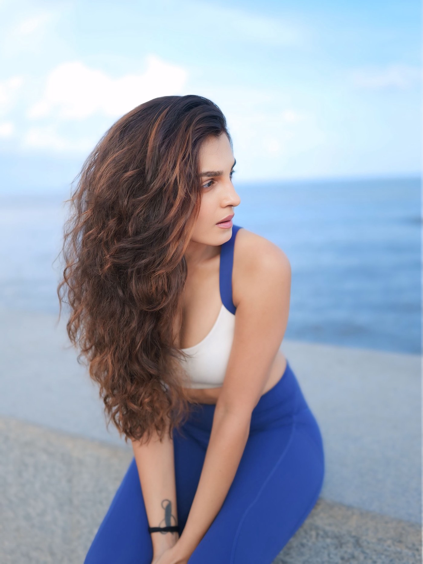 Coastal Chic Queen! Shiny Doshi Nails Effortless Beach Athleisure Goals