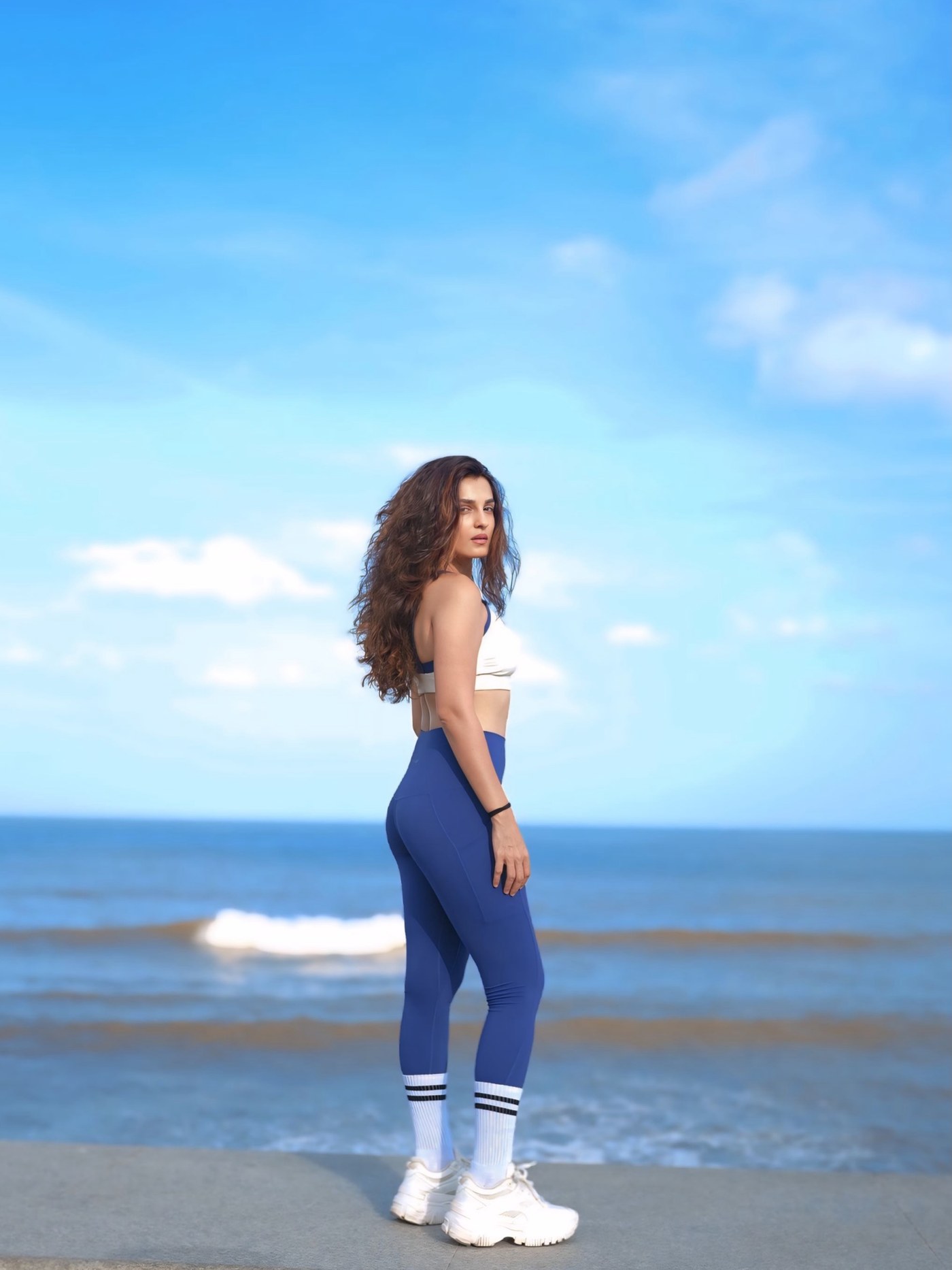 Coastal Chic Queen! Shiny Doshi Nails Effortless Beach Athleisure Goals