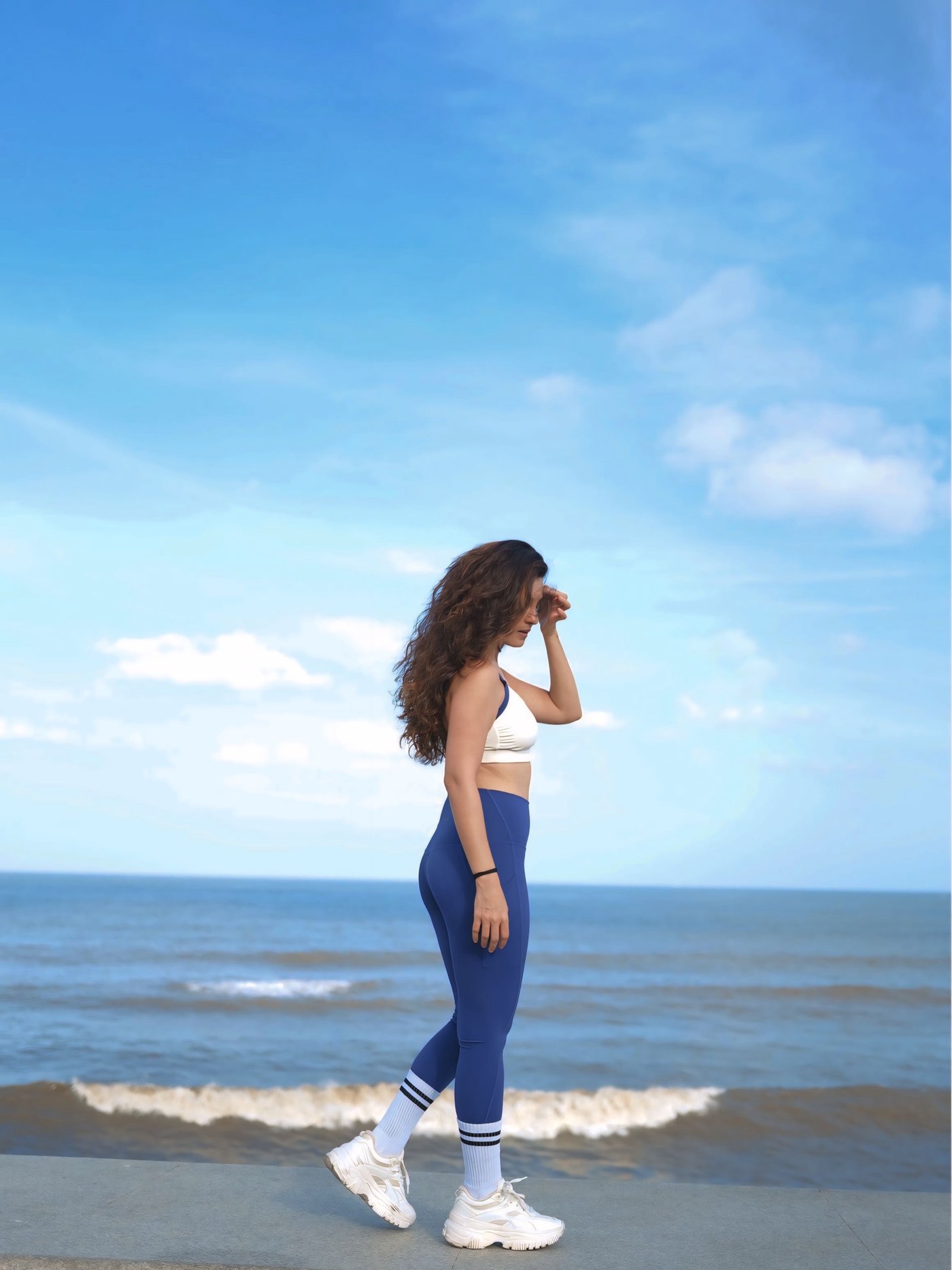 Coastal Chic Queen! Shiny Doshi Nails Effortless Beach Athleisure Goals