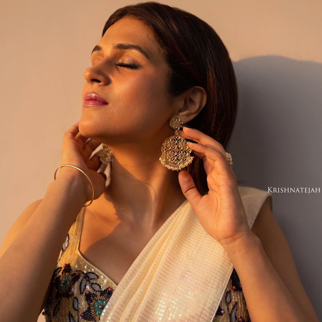 Shraddha Das Stunning Saree Photos Capturing the Elegance of 2023