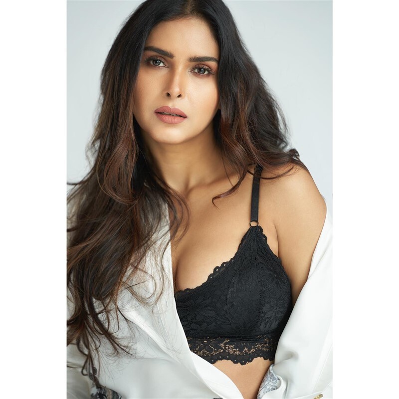 Shraddha Pandey: Ethereal Moments and Casual Charm