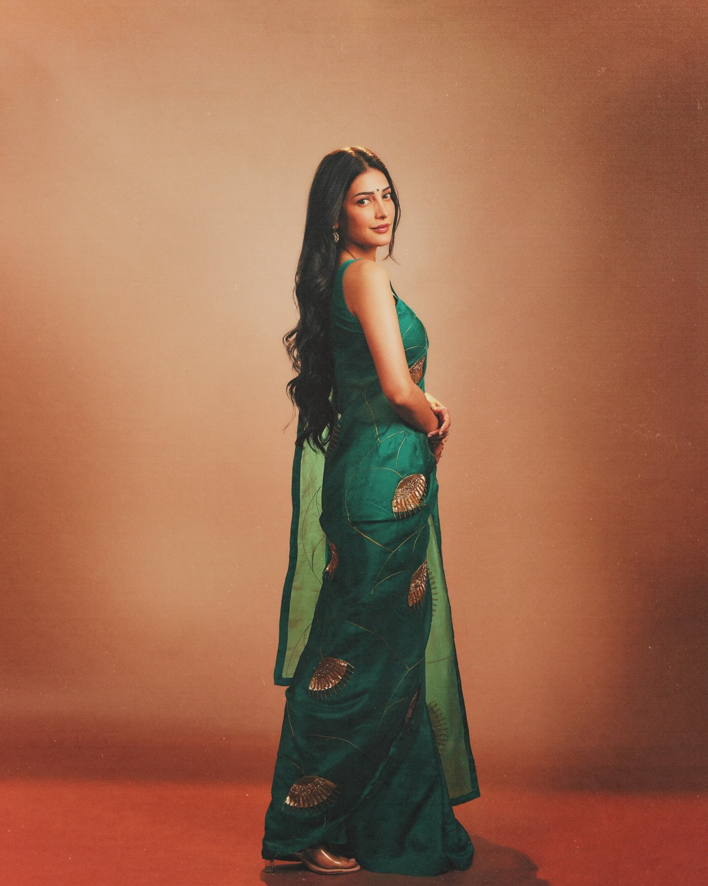 Shruti Haasan’s Emerald Elegance: Mastering the Art of Modern Ethnic Glamour