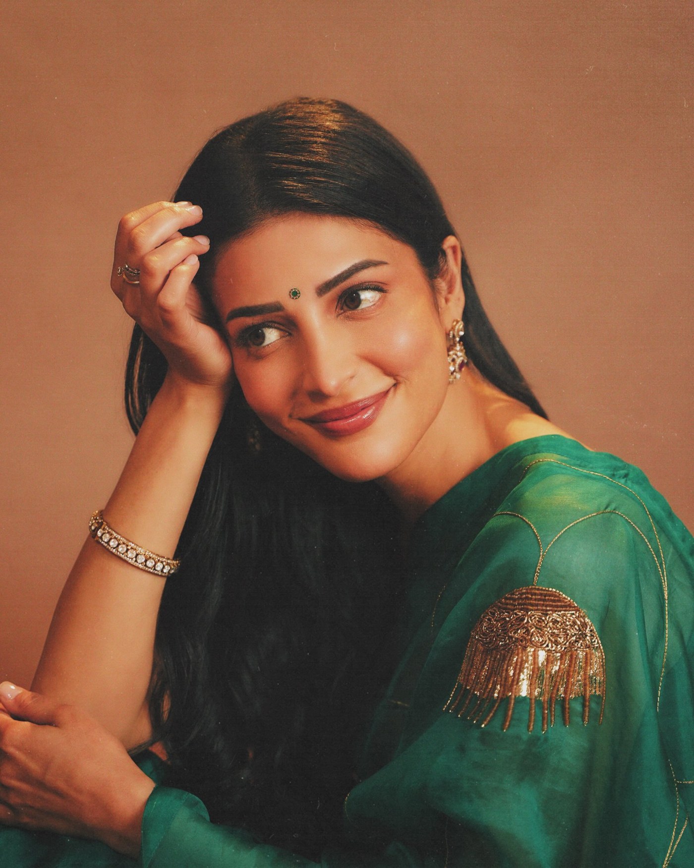 Shruti Haasan’s Emerald Elegance: Mastering the Art of Modern Ethnic Glamour