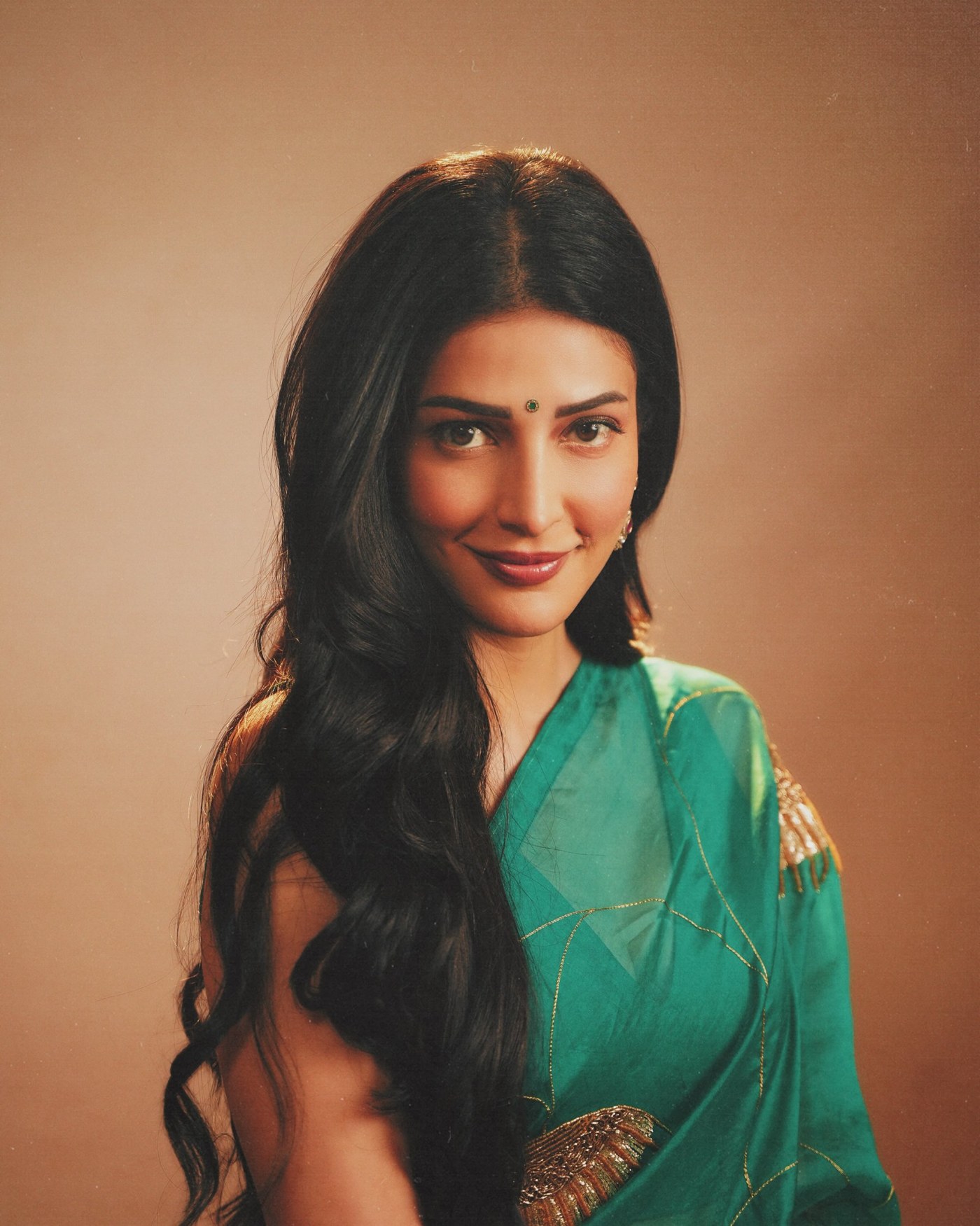 Shruti Haasan’s Emerald Elegance: Mastering the Art of Modern Ethnic Glamour